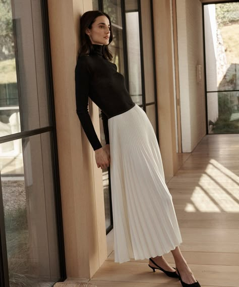 How Margaret Naeve Curated Her Own Kind of Dream Home – Jenni Kayne Ivory Skirt Outfit, Pleated White Skirt Outfit, White Pleated Skirt Outfit, Winter Midi Skirt Outfit, Pleated Midi Skirt Outfit, Midi Skirt Outfits, Style 2025, Elastic Waistband Skirt, Pleated Skirt Outfit