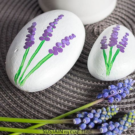 Beach Rock Art, Rock Flowers, Painted Rocks Craft, Rock Painting Ideas Easy, Rock Decor, Spring Painting, Paint Rock, Sunflower Painting, Fabric Pumpkins