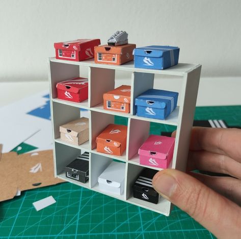 Mini sneaker shoe boxes.  There is a blank template for free, but you have to pay for the pre-printed ones.  You can adjust the scale. Mini Room, Doll Miniatures, Sneakers Box, Paper Dolls Diy, Dollhouse Printables, Diy Doll Miniatures, Polymer Clay Mold, Barbie Shoes, Doll Diy