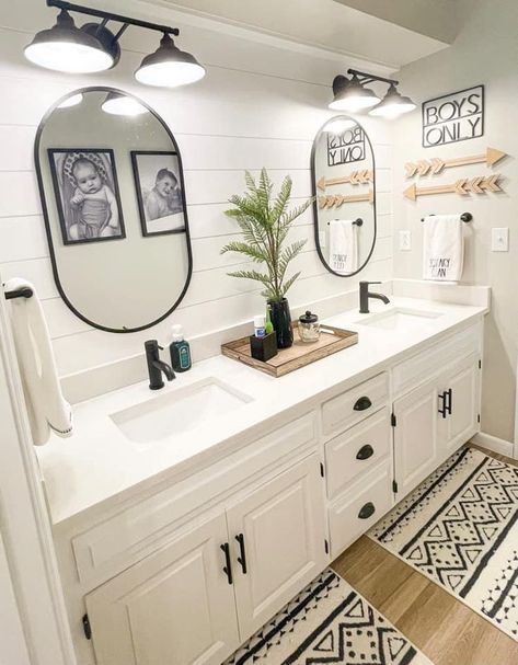 New Bathroom Designs, Small Bathroom Makeover, Girls Bathroom, Bathroom Inspiration Decor, Upstairs Bathrooms, Diy Bathroom Decor, Small Bathroom Design, Simple Bathroom, House Bathroom