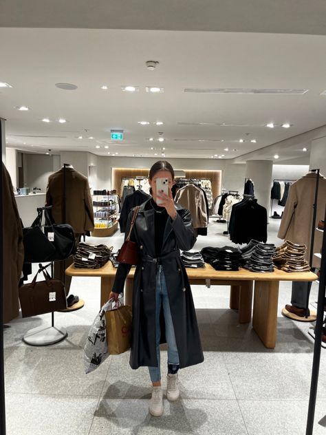 Leather Trench Coat Outfit Spring, Leder Mantel Outfit, Trench Coat Outfit Spring, 2024 Lifestyle, Leather Coat Outfit, Summer Autumn Outfit, 2023 Vibes, Trench Outfit, Activewear Photoshoot