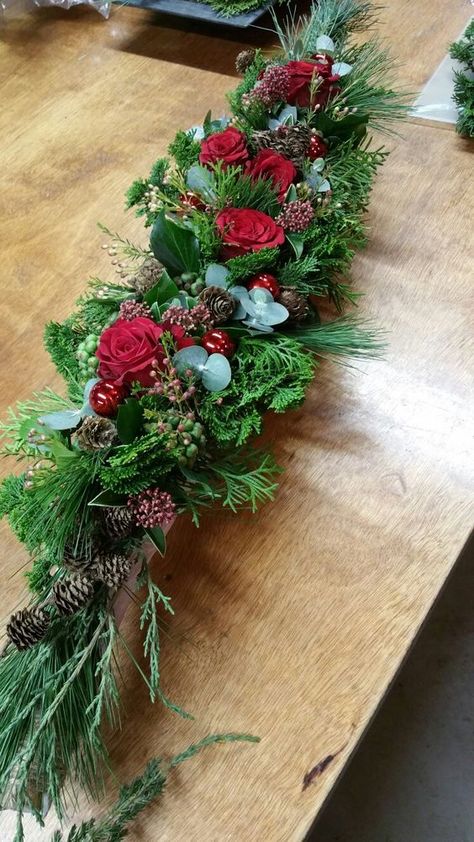 Christmas Floral Centerpieces, Floral Candle Centerpieces, Dining Table Christmas, Christmas Table Decorations Centerpiece, Dekoratívne Vence, Christmas Flower Decorations, Christmas Table Decor, Christmas Flower Arrangements, Creative Flower Arrangements