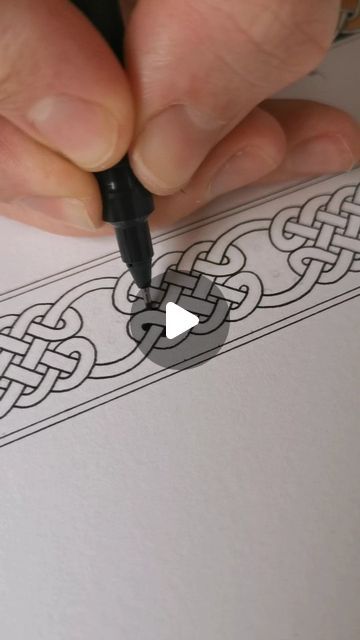 Celtic Knot Border Design, Drawing Celtic Knots, Decorative Letters Drawing, Celtic Knot Tutorial Step By Step, Kolrosing Pattern, Keltic Knot, Celtic Borders, Knotwork Border, Celtic Knot Border