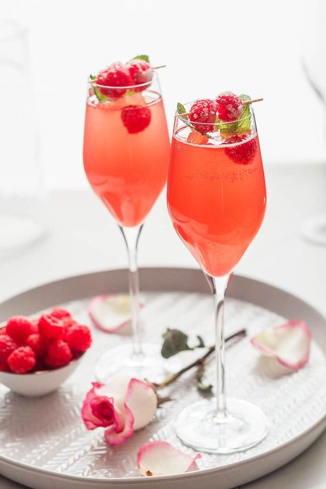 Raspberry Mimosa Cocktail - Let champagne shine! This sparkling raspberry mimosa is the perfect drink to sip on Valentine's Day. Raspberry Mimosa, Mimosa Cocktail Recipes, Glace Fruit, Mimosa Cocktail, Mimosa Recipe, Champagne Brunch, Steak Butter, Drinks Alcohol Recipes, Alcohol Recipes