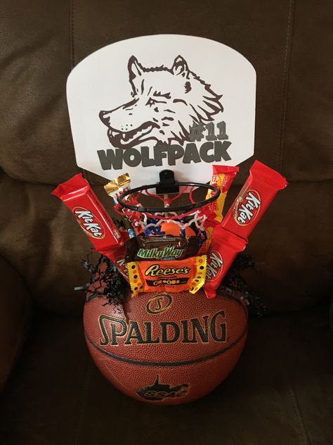 Basketball Candy Bouquet Basketball Bouquets Gifts, Basketball Candy Bouquet, Senior Boards, Basketball Banquet, Basketball Senior Night, Candy Bouquet Diy, Valentine Gift Baskets, Diy Anniversary Gift, Basketball Birthday Parties