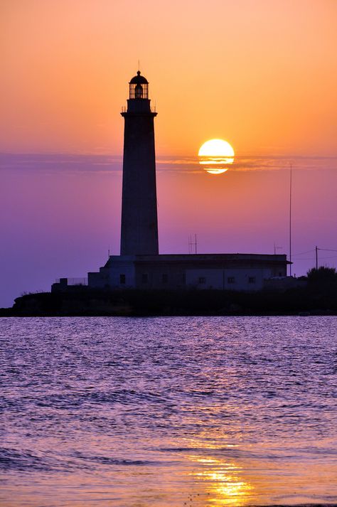 Lighthouse Lighting, Lighthouses Photography, Lighthouse Photos, Lighthouse Painting, Lighthouse Pictures, Lighthouse Keeper, Lighthouse Art, Beautiful Lighthouse, Light Houses