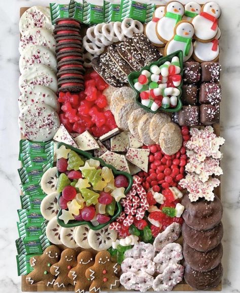 Christmas Cookie Board Ideas, Christmas Candy Charcuterie Board, Christmas Cookie Platters, Xmas Foods, Candy Charcuterie Board, Jul Kaka, Candy Charcuterie, Holiday Boards, Charcuterie Party