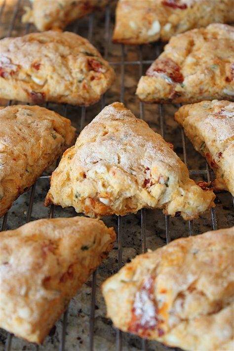 rsz_basil_sun_dried_tomato_scones Feta Scones, Chive Scones, Savoury Biscuits, Savory Scones, Sundried Tomato, Savoury Baking, Bacon Cheddar, Scone Recipe, Bread And Pastries