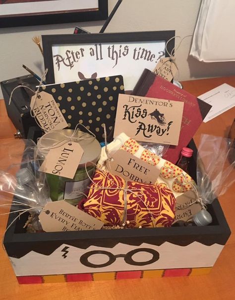 Harry Potter Basket Gift, Harry Potter Gift Box Diy, Harry Potter Themed Presents, Harry Potter Box Diy, Harry Potter Gifts Ideas, Harry Potter Present Ideas, Harry Potter Diy Gifts, Harry Potter Gift Ideas Diy, Harry Potter Gift Basket