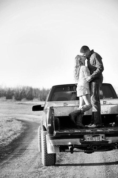 Country Couple Poses, Country Couple Photos, Country Couple Pictures, Country Engagement Pictures, Country Relationships, Cute Country Couples, Country Couples, Engagement Photos Country, Pick Up Truck