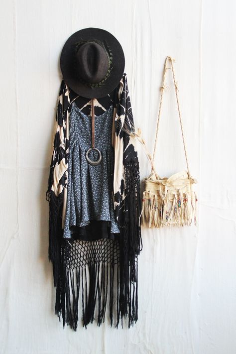 ➳➳➳☮American Hippie Bohemian Boho Bohéme Feathers Gypsy Spirit Bizu Baroque Tati Tati Style - Festival Outfit Bohemian Schick, Fringe Clothing, Festival Mode, Boho Mode, Look Festival, Estilo Hippy, Mode Hippie, Estilo Hippie, Paris Mode