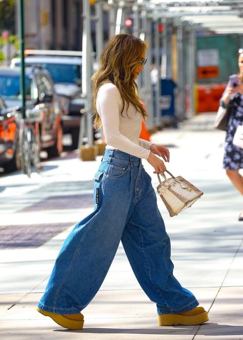 Winter Outfits With Flare Jeans, Jennifer Lopez Outfits 90s, Outfit With Flare Jeans, Outfits With Flares, Jennifer Lopez Outfits, Ugg Outfits, Jennifer Lopez Hair, Denim Street Style, Outfit 90s