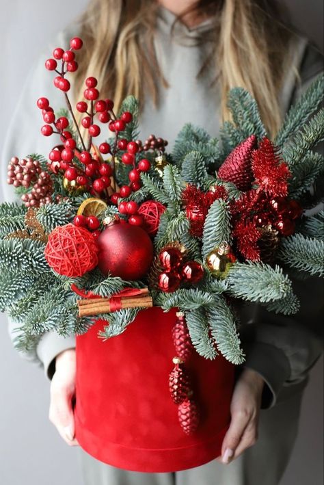 Decor Ideas For Christmas, Xmas Flowers, Winter Flower Arrangements, Winter Decor Ideas, Holiday Bouquet, Christmas Flower Decorations, Winter Floral Arrangements, Cozy Winter Decor, Christmas Gift Hampers