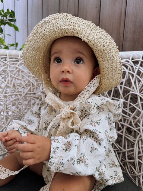 💞 Captivate your little princess with our delightful summer straw hat with a bow! This fashionable accessory will become an indispensable addition to her outfit and give her a unique charm. 💞 Our straw hat is specifically designed for little girls to protect them from the scorching sun on the hottest days. It is lightweight and comfortable, perfect for long walks on the beach, in the park, or on a picnic. Thanks to its delicate construction, it provides excellent ventilation, allowing the scalp to breathe and feel fresh and comfortable. 💞 And the bow on our hat is the perfect touch of style and elegance. It adds extra charm and sophistication, drawing attention to the beauty of your little fashionista. The combination of the straw texture and the beautiful bow creates an impressive visu Straw Hat Aesthetic, Straw Hats Outfit, Baby Summer Hat, Scorching Sun, Hat Aesthetic, Summer Straw Hat, Hats And Caps, Princess Baby