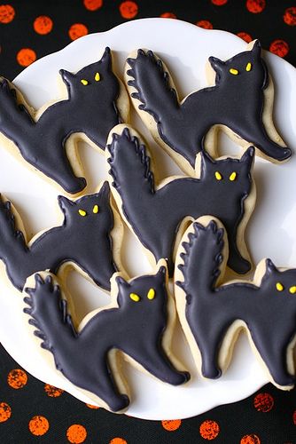 black cat sugar cookies #halloween Black Cat Cookies, Halloween Pumpkin Cake, Biscuits Halloween, Halloween Sugar Cookies Decorated, Witches Ball, Pumpkin Roll Cake, Postres Halloween, Halloween Cookie Recipes, Halloween Tricks