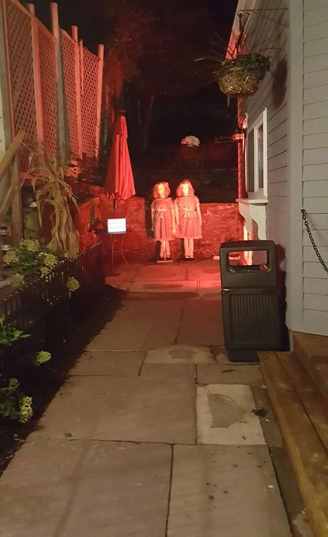 Great Idea For Side Of House Decor Diy Halloween House Decorations, Halloween House Party Decorations, Scary Halloween Decorations Outdoor, Halloween Haunted House Decorations, Halloween Outside, Haunted House Decorations, Casa Halloween, Halloween House Party, Creepy Halloween Decorations