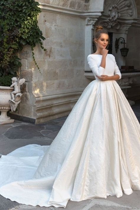 Great silhouette but with a different fabric Bride Top, Milla Nova, Wedding Dress Guide, Wedding Dresses 2018, White Bride, Top Wedding Dresses, Dress Guide, Wedding Forward, Brides Wedding Dress