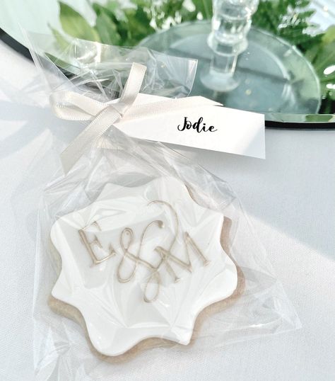 Gingerbread Wedding, Wedding Reception Snacks, Biscuit Wedding Favours, Cookie Wedding, Simple Wedding Favors, Baptism Cookies, Bridal Cookies, Monogram Cookies, Cookie Wedding Favors