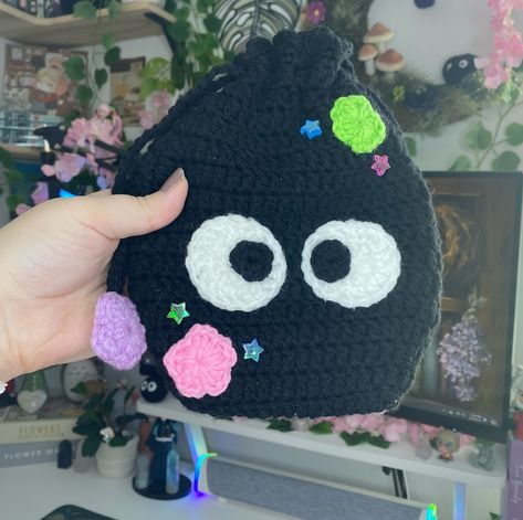 “Do you like spirits, mommy? Even fuzzy ones?“ 🌱ʚɞ˖ ݁𖥔 ݁˖ 𐙚 ˖ ݁𖥔 ݁˖ One of the pouches that will be available soon 🫶🏻 I can’t get over how cute soot sprites are 🌱🍵🪷 Free pattern: @leafbunni ૮ ˶ᵔ ᵕ ᵔ˶ 𐙚 ა Customizations: myself 🫶🏻 ‧₊˚🌱✩ ₊˚🍄⊹♡ Crochet , kawaii accessories, cottagecore decor , desk decor Partners: @/kawaiiambergames @ruvithegremlin @wistaria.blooms @ghiblicottage @ashlynfromashland_acnh @clarissacozymeadows @borbious.latte @cozy.day.dream @cozyvanii @cosylifew... Ghibli Crochet, Veranda Cafe, Soot Sprites, Cozy Day, Kawaii Crochet, Decor Desk, Cottagecore Decor, Cottage Core Aesthetic, Kawaii Accessories