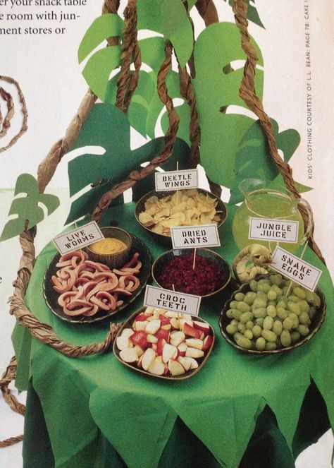 Jungle theme Dad's Night cute food ideas. (Shown: Hot dogs, apples, grapes, raisins, chips, sports drink) Tropisk Fest, Jungle Book Party, Festa Jurassic Park, Jungle Theme Birthday Party, Wild Birthday Party, Lion King Baby Shower, Jungle Theme Parties, Lion King Birthday, Jungle Theme Birthday