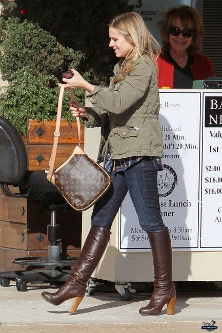 Kristen Bell Street Style Louis Vuitton Odeon Pm, Italian Honeymoon, Louis Vuitton Handbags Neverfull, Louis Vuitton Odeon, Fashion Tote Bag, Kristen Bell, Louis Vuitton Damier Azur, Lv Handbags, Western Union