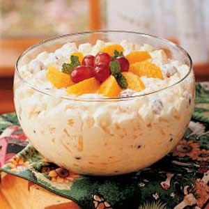 Creamy Fruit Bowl - try lemon to replace the vinegar and use Mandarin oranges. Yum Yum Salad, Pineapple Fluff Salad, Fruit Bowl Recipe, 24 Hour Salad, Creamy Grape Salad, Yum Salad, Pineapple Fluff, Fluff Salad, Pineapple Salad