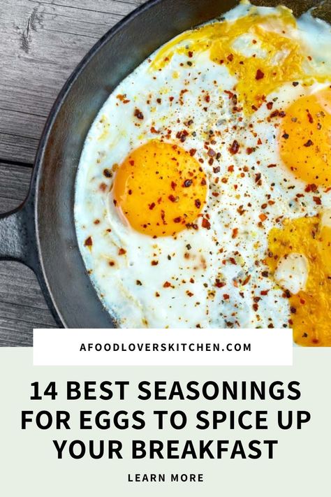 Eggs in a pan with red pepper flakes Brunch Egg Dishes, Fried Egg Recipes, Best Egg Recipes, Fried Egg Sandwich, Ways To Cook Eggs, Delicious Smoothie Recipes, Spicy Eggs, Scrambled Eggs Recipe, Brunch Eggs