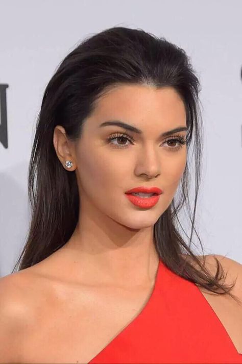 Kendall Jenner Sleek Back Hair, Wet Look Hair, Pulled Back Hairstyles, Slick Hairstyles, Sleek Hairstyles, Wet Look, Loose Hairstyles, Wet Hair, Hair Dos