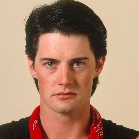 💜 Jen 💜 on Instagram: ".   That bandana you like is going to come back in style...   Kyle MacLachlan photographed wearing a red bandana   📸: Christian Simonpietri  📸: Pierre Perrin 📸: Karl Feile Screenshot from Twin Peaks:The Return . . . . #bandana #bandanastyle #bandanas #redbandana #fashion #fashiontrends #1980s #80sfashion #theeighties #90s #90stv #television #culttv #instagood #photography #photos   #kylemaclachlan #davidlynch #TwinPeaks #twinpeaksfirewalkwithme #twinpeaksthereturn #dune #dalecooper  #carolssecondact  #desperatehousewives  #sexandthecity #Portlandia #himym #BlueVelvet #PaulAtreides" Dale Cooper, Kyle Maclachlan, Bandanas Men, Paul Atreides, 90s Tv, Bandana Styles, Desperate Housewives, Red Bandana, Twin Peaks