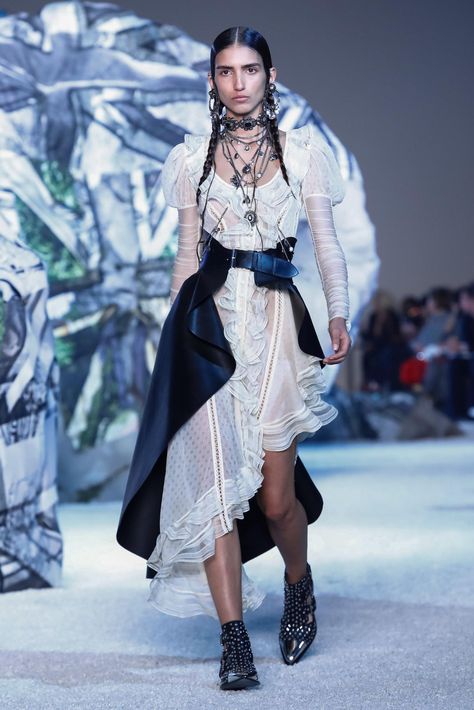 Alexander Mcqueen 2019 Spring, Alexander Mcqueen 2020, Mcqueen Runway, Alexander Mcqueen Runway, Ny Times, New York Times, Runway Fashion, Alexander Mcqueen, Fashion Show