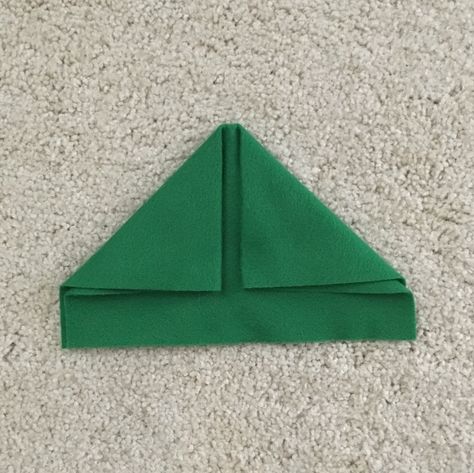 DIY How to make a Peter Pan Hat [no sew and under 5 minutes!] – DriftBound How To Make A Peter Pan Hat, Diy Peter Pan Costume, Disfraz Peter Pan, Peter Pan Halloween, Peter Pan Hat, Robin Hood Hat, Mom Halloween Costumes, Peter Pan Costumes, Peter Pan Costume