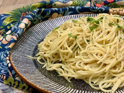 Olive Oil Spaghetti, Mango Chicken Recipes, Garlic And Olive Oil, Mango Chicken, Aglio E Olio, Spaghetti Recipe, Pasta Lover, Baked Ziti, Spaghetti Recipes