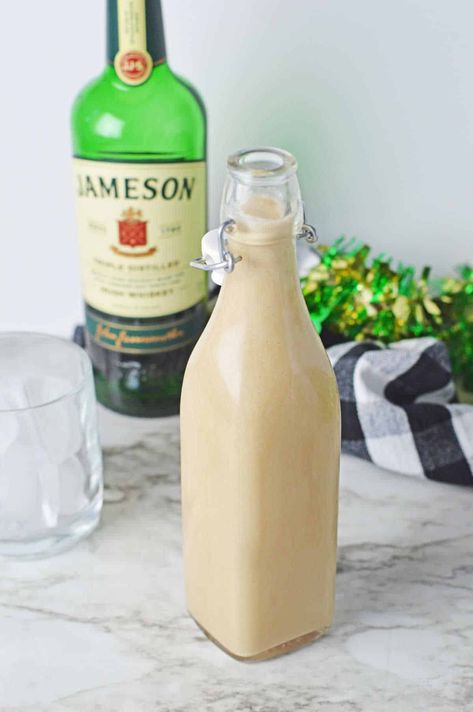 Homemade Irish Cream - Whip up this quick, easy, and tasty copycat of Bailey's Homemade Irish Cream in just 5 minutes, combining Irish Whiskey with a silky, smooth liqueur for the best homemade gift this season. Not only is it delightful on its own, but it's also the perfect addition to coffee, desserts, and cocktails for an extra touch of indulgence. Irish Cream Liquor Recipes, Diy Baileys Irish Cream, Baileys Liquor, Homemade Liqueur Recipes, Homemade Baileys Irish Cream, Baileys Irish Cream Recipes, Baileys Drinks, Irish Cream Recipe, Homemade Baileys