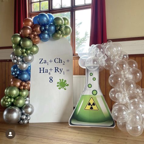 Chemistry Party Ideas, Science Day Decorations, Science Fair Decoration Ideas, Science Exhibition Decoration Ideas, Technology Classroom Decor, Science Balloons, Science Party Ideas, Science Lab Decorations, Science Party Decorations