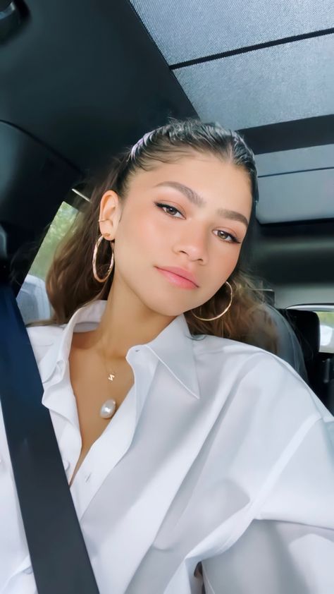 Zendaya Instagram, Mode Zendaya, Estilo Zendaya, Natural Prom Makeup, Zendaya Outfits, Zendaya Style, Soft Glam Makeup, Natural Curls Hairstyles, Zendaya Coleman