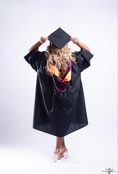 Graduation Poses Photo Shoots Indoor, Graduation Photoshoot Studio Senior Pics, Grad Pic Poses Studio, Poses For Graduation Photos Studio, Graduation Picture Poses Studio, Grad Studio Photoshoot Ideas, Graduation Picture Ideas In Studio, In Studio Graduation Photoshoot, Graduation Photos In Studio