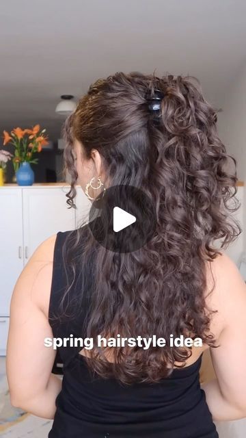 Curly.evee on Instagram: "Comment “CLIP” and I’II DM you the link to the claw clip right now! And the 2 pack is on sale for $5 ❤️

#curlyhair #hairstyle #hairtutorial #hair #hairlook #hairinspo #hairvideos #curls #curly.evee #curlsoncurls #curlscurlscurls" Hell N Back, The Claw, Spring Hairstyles, Hair Tutorials, Claw Clip, Hair Videos, Hair Looks, Hair Tutorial, Hair Inspo