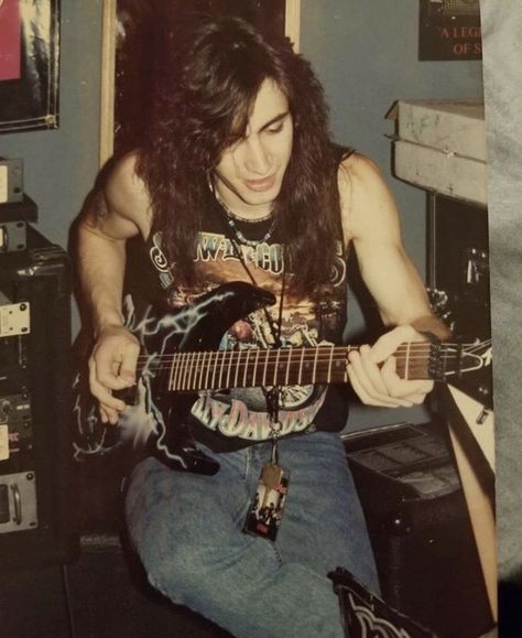 Kelly Nickels, Metalhead Fashion, Metalhead Guy, Man Reference, Rabastan Lestrange, Guitar Aesthetic, Rocker Boy, Nuno Bettencourt, Goth Guys