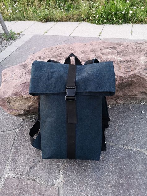 Du suchst nach einem lässigen Rolltop-Rucksack? Dann ist die Rolltop-Rucksack Peter genau der Richtige. Peter besticht durch seine Flexibilität. Sowohl als Freizeitrucksack, als auch als Rucksack für die Arbeit leistet er treue Dienste. Mit ca. 45 cm Höhe, 27 cm Breite und 14 cm Tiefe bietet er Platz für alles, was du über den Tag brauchst. Sollte es einmal etwas mehr werden, ist Peter durch die Rolltop-Funktion nach oben erweiterbar. Das ebook enthält eine bebilderte Schritt-für-Schritt-... Handbag Essentials, Woven Bag, Leather Backpack, Messenger Bag, Backpacks, Leather