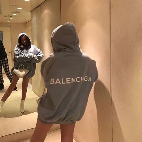 MINIMALLED on Instagram: “Do you fw balenciaga? Follow @minimalled” Mode Instagram, Trik Fotografi, Modieuze Outfits, Mode Inspo, A Mirror, Mode Streetwear, Looks Style, Mode Style, Fashion Killa