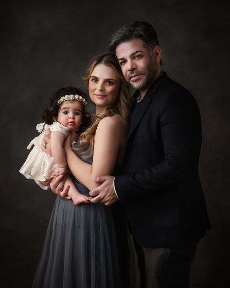 Family Portrait Photography Poses, Studio Family Portraits, Family Photo Studio, Family Potrait, Baby Photography Poses, Couple With Baby, Baby Birthday Photoshoot, Family Photos With Baby, Family Photoshoot Poses