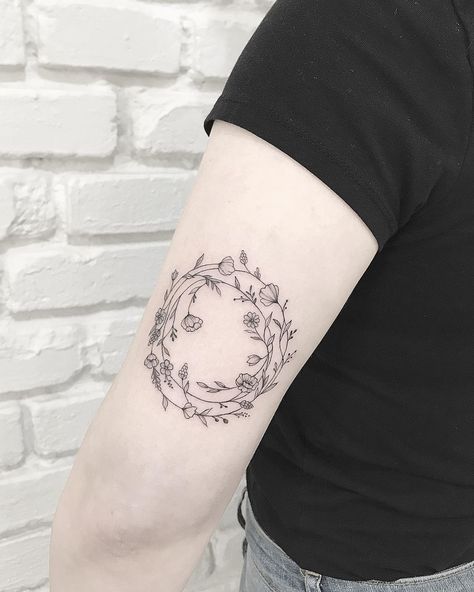 Wildflower Circle Tattoo, Circular Floral Tattoo, Birth Flower Circle Tattoo, Birth Flower Wreath Tattoo, Circle Shaped Tattoos, Round Floral Tattoo, Circle Of Flowers Tattoo, Family Circle Tattoo, Floral Ring Tattoo