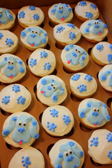 Blues Clues cupcakes? yes. :) Blues Clues Cupcakes Cake Ideas, Blues Clues Birthday Cupcakes, Blues Clues Cupcakes, Paw Print Cupcakes, Gender Reveal Activities, Jake Cake, Blue Clues, Blue's Clues Birthday Party, Baby Gender Prediction