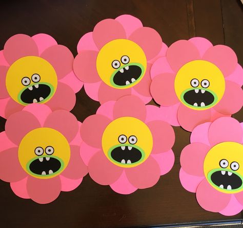 DIY Trolls Flowers to turn into a banner Trolls Flowers Printable, Trolls World Tour Party Decorations, Trolls Bulletin Board Ideas, Trolls Classroom Theme, Giant Flower Template, Trolls Crafts, Trolls Party, Trolls Birthday Party, Troll Party