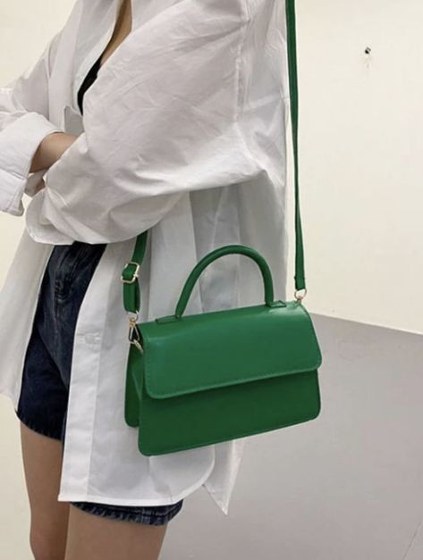 Bright Green Purse Outfit, Green Purse Outfit Ideas, Green Crossbody Bag Outfit, Essential Purses, Purse Outfit Ideas, Green Purse Outfit, Crossbody Bag Aesthetic, Essential Handbags, Green Bag Outfit