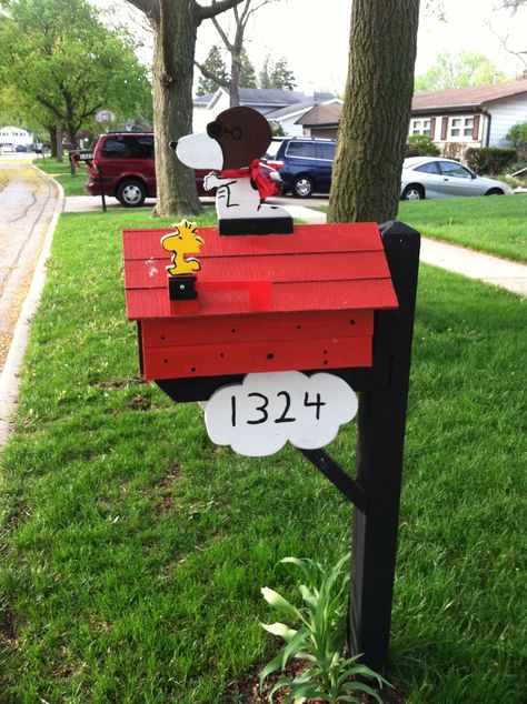 Snoopy mailbox Snoopy Mailbox, Funny Mailboxes, Cool Mailboxes, Mailbox Makeover, Mailbox Landscaping, Painted Mailboxes, Diy Mailbox, Unique Mailboxes, Mailbox Ideas