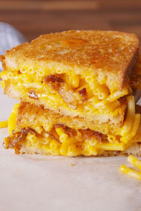 Mac and Cheese Grilled Cheese vertical Makaroni Keju, Cookies Videos, Resep Sandwich, Best Grilled Cheese, Grilled Cheese Sandwiches, Mac Cheese Recipes, Bagel Seasoning, Grilled Cheese Recipes, Awesome Sauce