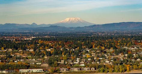 14 Reasons I Decided To Retire In Vancouver, Washington - TravelAwaits Carolina Do Norte, Downtown Spokane, Vancouver City, Famous Waterfalls, Vancouver Washington, San Juan Island, Outdoor Education, Alaska Airlines, Old Town Square