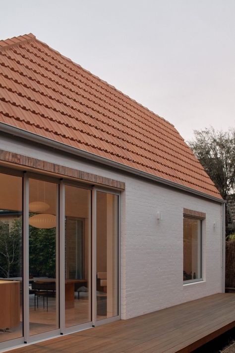 Terracotta Roof House, Architecture Courtyard, Terracotta Roof Tiles, Japanese Motifs, Terracotta Roof, Greenhouse Interiors, House Extension, Top Architects, Modern Home Design