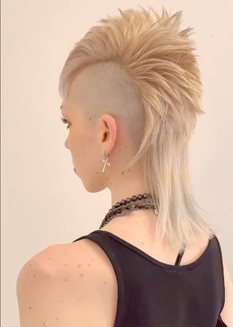 Mowhak Hairstyle Female, Undercut Mohawk, Short Hair Mohawk, Female Mohawk, Punk Mohawk, Side Shave, Shaved Side, Cool Cuts, Shaved Side Hairstyles